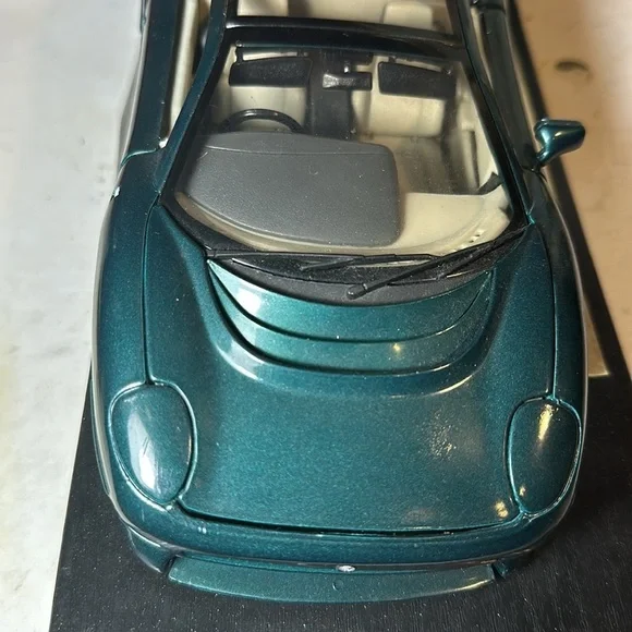 Vintage 1:18 scale diecast model of a 1992 Jaguar XJ220, manufactured by Maisto. - Picture 9 of 10